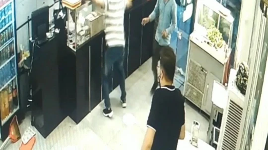 Önce ustayı bıçakladı, ardından dükkanı dağıttı: Bıçaklı saldırı güvenlik kamerasına yansıdı