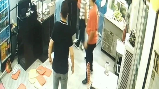 Önce ustayı bıçakladı, ardından dükkanı dağıttı: Bıçaklı saldırı güvenlik kamerasına yansıdı