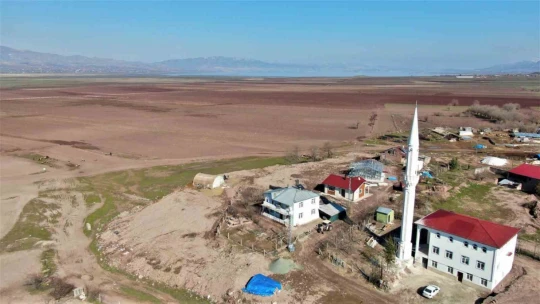 Önceden çölü andıran baraj sahası suyla doldu