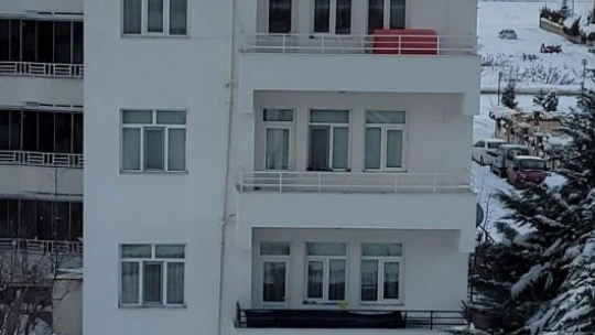 Önlem almadan çatıdaki karları temizledi, o anlar yürekleri ağza getirdi