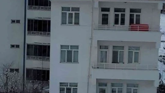 Önlem almadan çatıdaki karları temizledi, o anlar yürekleri ağza getirdi