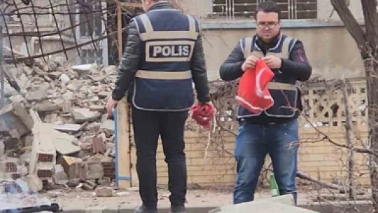 Operatör ve polisin bayrak hassasiyeti