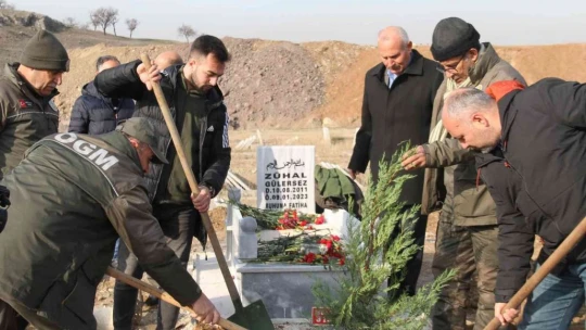 Orman Bölge Müdürlüğü, kimsesizler mezarlığına gömülen kızın mezarına ağaç dikti