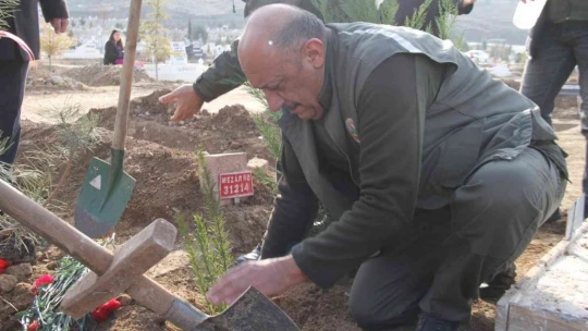 Orman Bölge Müdürlüğü, kimsesizler mezarlığına gömülen kızın mezarına ağaç dikti