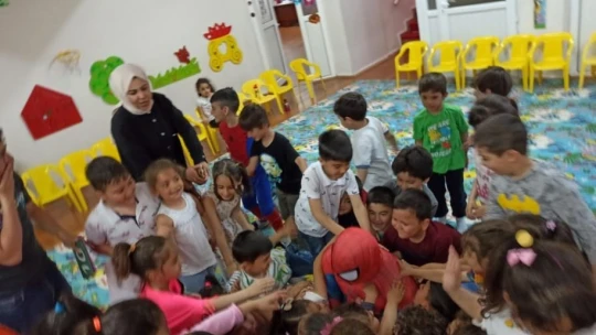 Örümcek adam minik öğrencileri eğlendirdi