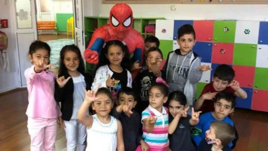 Örümcek adam minik öğrencileri eğlendirdi