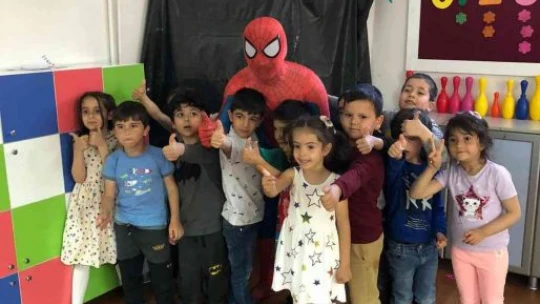 Örümcek adam minik öğrencileri eğlendirdi