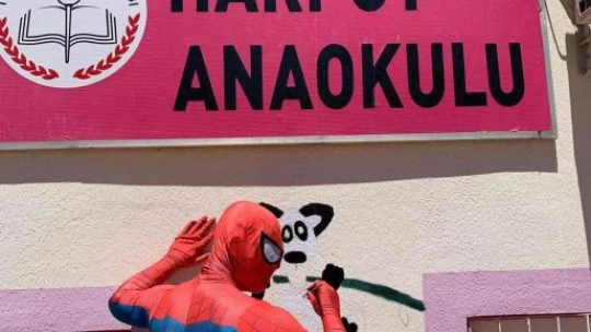Örümcek adam minik öğrencileri eğlendirdi