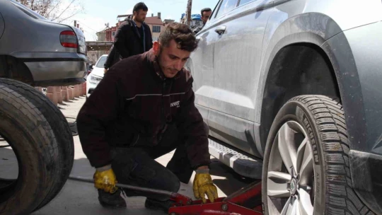 Oto lastikçilerde değişim yoğunluğu yaşanıyor