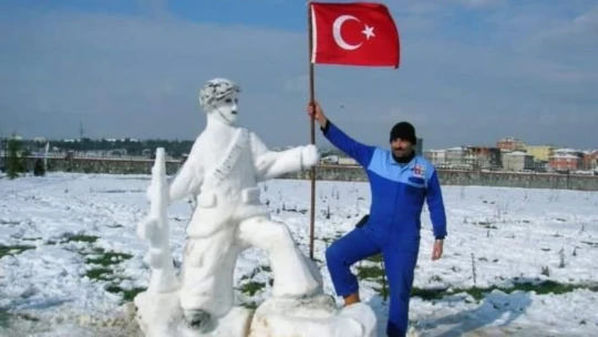 Oto tamirci, kardan heykelleri ile heykeltıraşlara adeta taş çıkardı