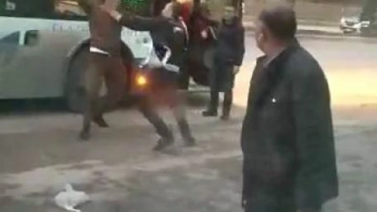 Otobüs 5 metre ileride indirdi diye kavga çıkarttı