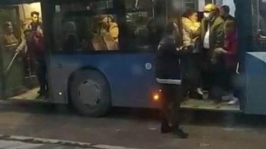 Otobüs 5 metre ileride indirdi diye kavga çıkarttı