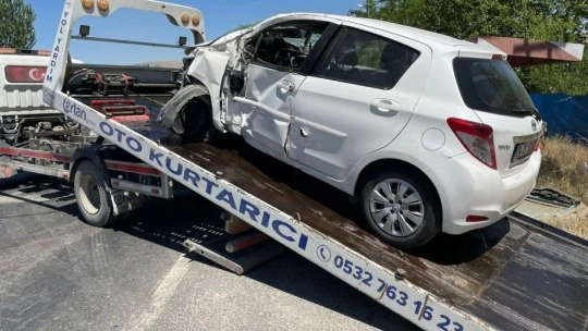 Otomobil direğe çarpıp, ters döndü: 4 yaralı