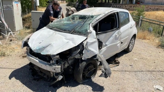 Otomobil direğe çarpıp, ters döndü: 4 yaralı