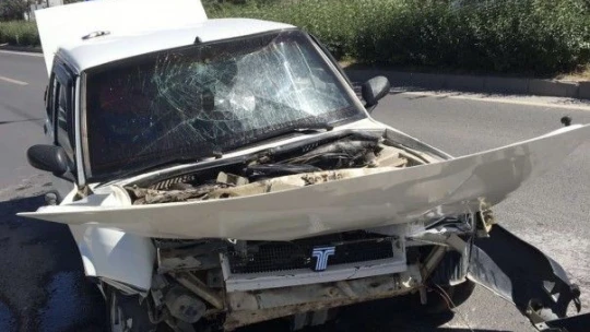 Otomobil kepçeye çaptı: 3 yaralı