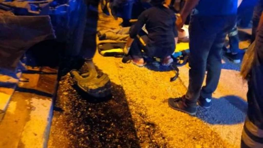 Otomobil önce direğe, ardından park halindeki araca çarptı: 3 yaralı