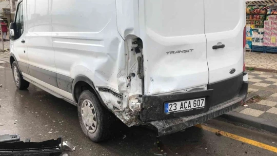 Otomobil, park halindeki transite çarptı: 6 yaralı