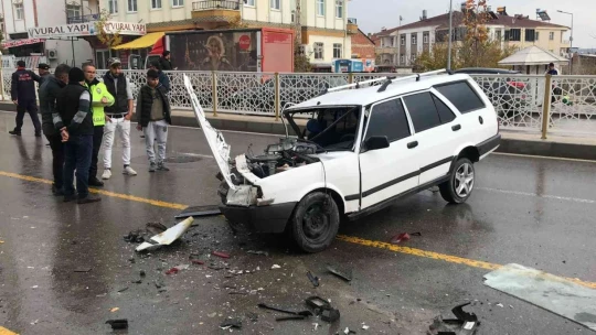 Otomobil, park halindeki transite çarptı: 6 yaralı
