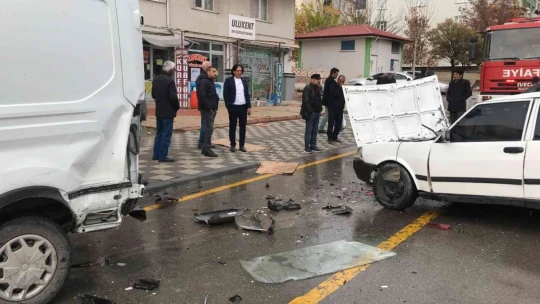Otomobil, park halindeki transite çarptı: 6 yaralı