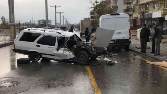 Otomobil, park halindeki transite çarptı: 6 yaralı
