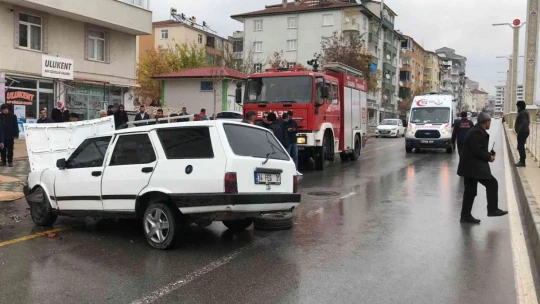 Otomobil, park halindeki transite çarptı: 6 yaralı