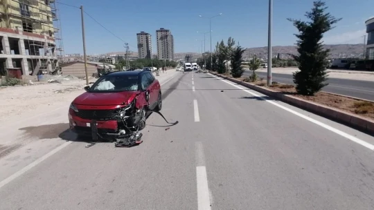 Otomobil sepetli motosikletle çarpıştı: 1'i ağır 2 yaralı