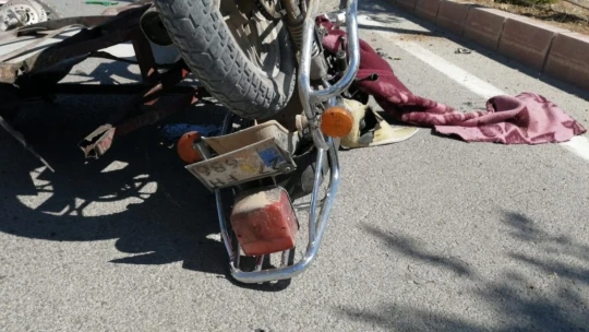 Otomobil sepetli motosikletle çarpıştı: 1'i ağır 2 yaralı