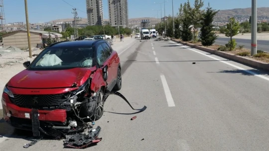 Otomobil sepetli motosikletle çarpıştı: 1'i ağır 2 yaralı