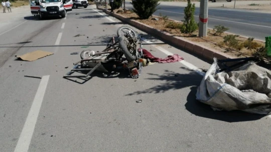 Otomobil sepetli motosikletle çarpıştı: 1'i ağır 2 yaralı