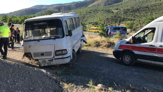 Elazığ'da Feci Kaza 17 yaralı