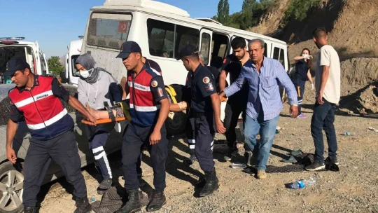 Elazığ'da Feci Kaza 17 yaralı