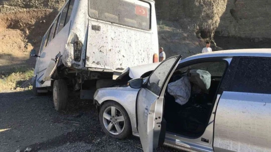 Elazığ'da Feci Kaza 17 yaralı