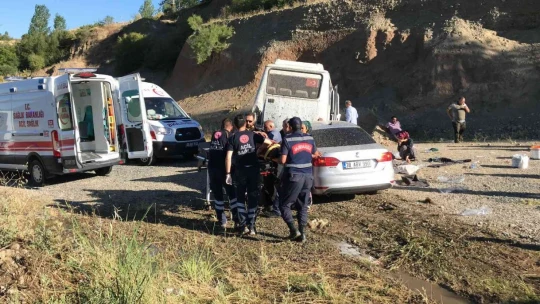 Elazığ'da Feci Kaza 17 yaralı