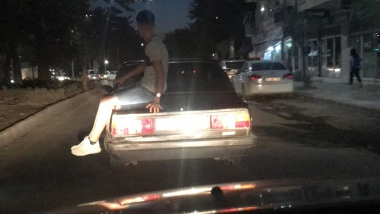 Otomobilin üzerinde tehlikeli yolculuk kamerada