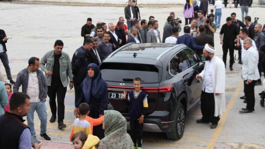 Oy kullanmaya geldiler, TOGG'u görünce cep telefonlarına sarıldılar