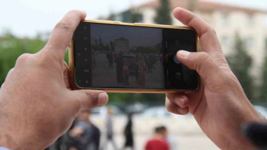 Oy kullanmaya geldiler, TOGG'u görünce cep telefonlarına sarıldılar