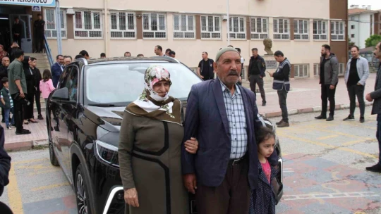 Oy kullanmaya geldiler, TOGG'u görünce cep telefonlarına sarıldılar