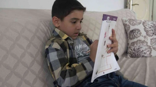 Oyun oynamayı bırakıp kaydırak üzerinde namaz kılan çocuk İHA'ya konuştu