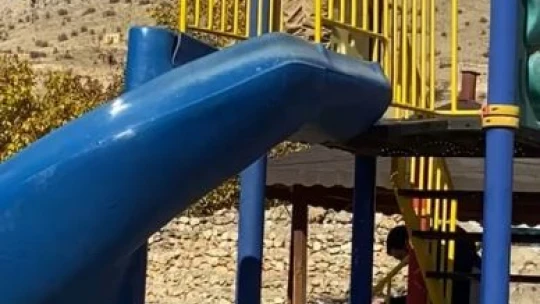 Oyun oynamayı bırakıp kaydırak üzerinde namaz kılan çocuk İHA'ya konuştu