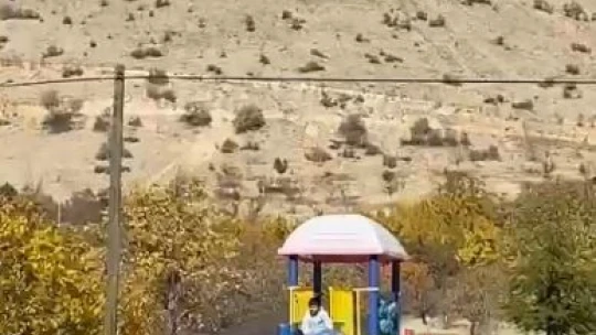 Oyun oynamayı bırakıp kaydırak üzerinde namaz kılan çocuk İHA'ya konuştu