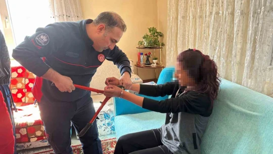 Oyun sırasında eline taktığı kelepçeyi çıkartmak için ekipler bir saat uğraştı