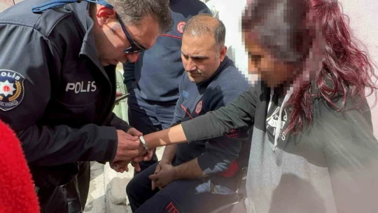 Oyun sırasında eline taktığı kelepçeyi çıkartmak için ekipler bir saat uğraştı