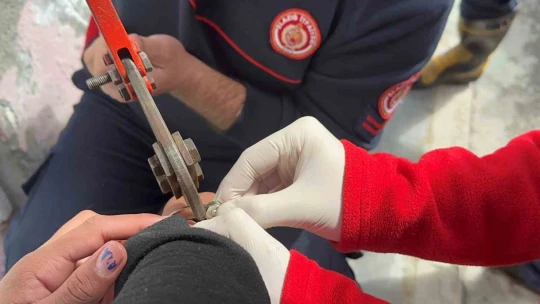 Oyun sırasında eline taktığı kelepçeyi çıkartmak için ekipler bir saat uğraştı