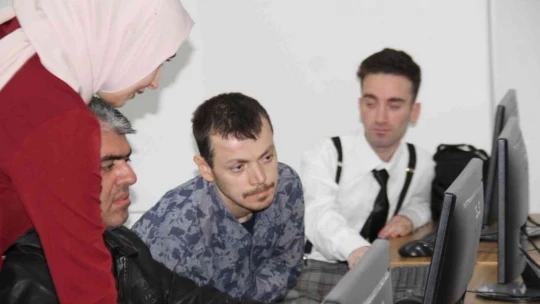 Özel bireyler, bilgisayar kursu ile hayata hazırlanıyor