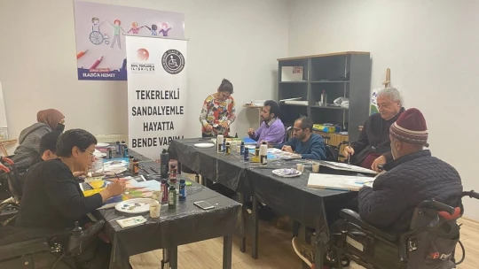 Özel bireyler, resim, müzik ve satranç kursları ile hayata hazırlanıyor