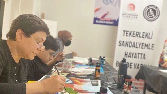 Özel bireyler, resim, müzik ve satranç kursları ile hayata hazırlanıyor