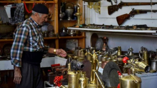 Yıllarca topladığı giysileri antika eşyalarla takas etti, deposunu müzeye çevirdi
