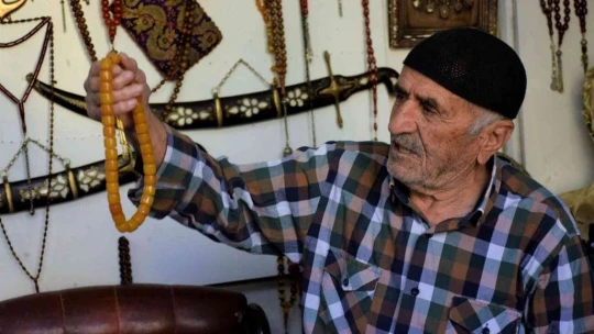 Yıllarca topladığı giysileri antika eşyalarla takas etti, deposunu müzeye çevirdi