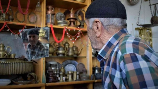 Yıllarca topladığı giysileri antika eşyalarla takas etti, deposunu müzeye çevirdi