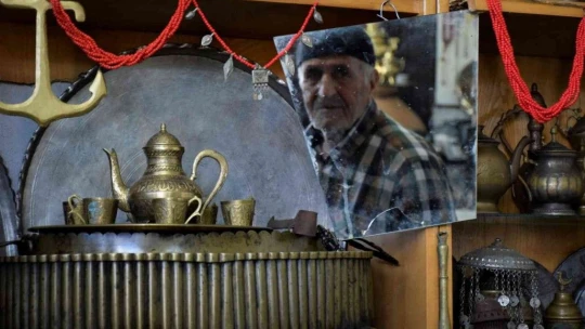 Yıllarca topladığı giysileri antika eşyalarla takas etti, deposunu müzeye çevirdi